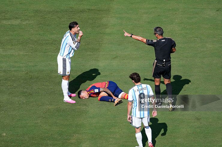 Argentina đá sặc mùi tiểu xảo và bạo lực trước Tây Ban Nha: Phạm hơn 20 lỗi, "ẵm hết" thẻ vàng & thẻ đỏ - 6
