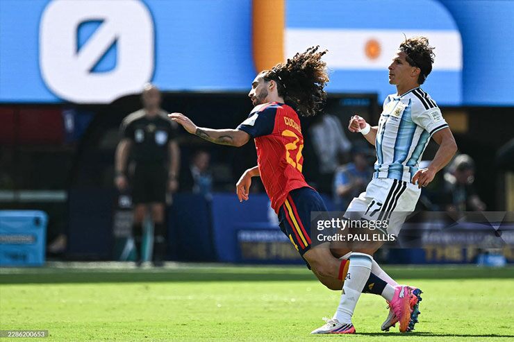 Argentina đá sặc mùi tiểu xảo và bạo lực trước Tây Ban Nha: Phạm hơn 20 lỗi, "ẵm hết" thẻ vàng & thẻ đỏ - 7