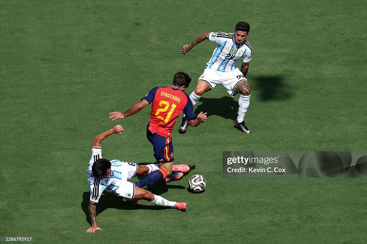 Argentina đá sặc mùi tiểu xảo và bạo lực trước Tây Ban Nha: Phạm hơn 20 lỗi, "ẵm hết" thẻ vàng & thẻ đỏ - 2