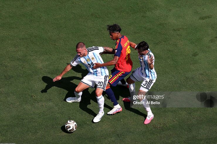 Argentina đá sặc mùi tiểu xảo và bạo lực trước Tây Ban Nha: Phạm hơn 20 lỗi, "ẵm hết" thẻ vàng & thẻ đỏ - 4