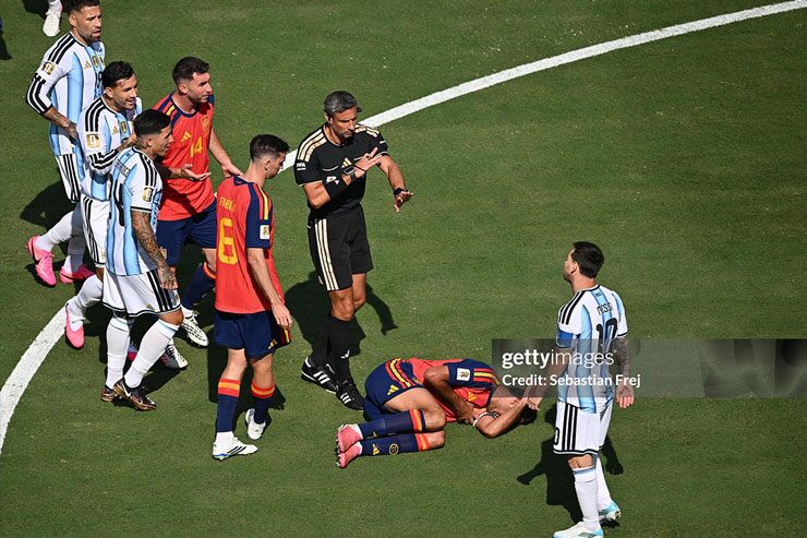 Các cầu thủ Argentina lao vào vây quanh trọng tài phân trần sau tình huống vào bóng thô bạo khiến Dani Olmo nằm sân đau đớn