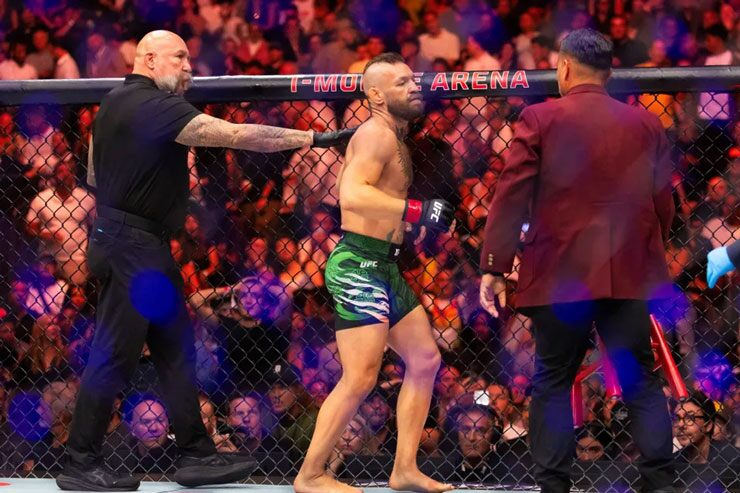 Màn tái xuất của McGregor chỉ kéo dài vỏn vẹn 69 giây trước khi đầu gối của anh bị trật khớp hoàn toàn.