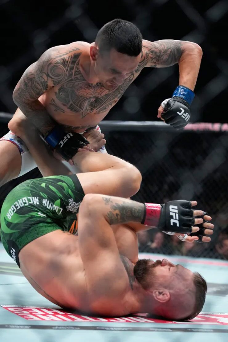 Conor McGregor ngã gục xuống sàn đấu sau tình huống dính chấn thương gối kinh hoàng tại UFC 329.