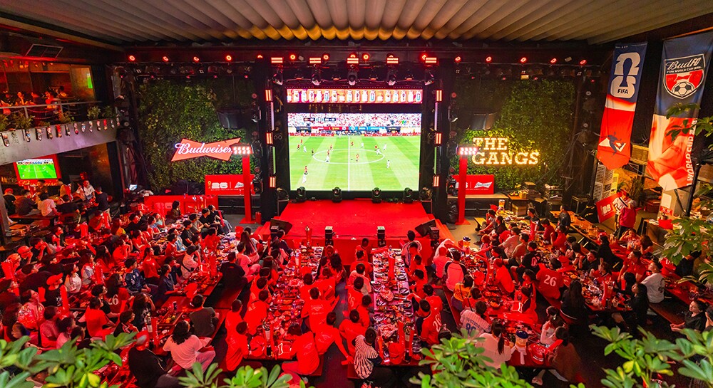 Không gian Budweiser Watch Party tại The Gangs Central gần như kín chỗ. Ảnh: Budweiser