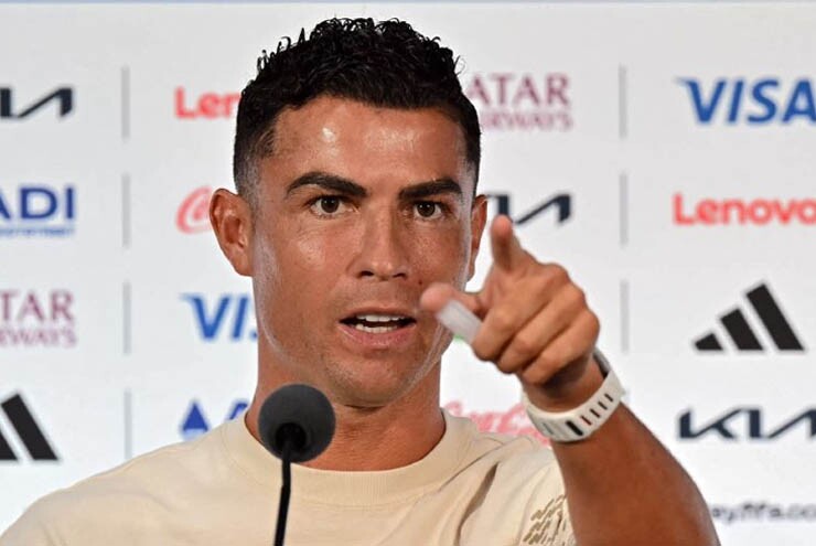 Ronaldo muốn được trò chuyện với nhà báo không ưa mình