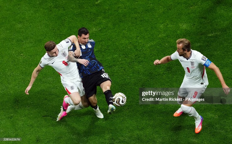 Ở tuổi 39, Messi vẫn là linh hồn trong lối chơi của Argentina. Với 8 bàn thắng, anh hiện đang dẫn đầu danh sách Vua phá lưới và quyết tâm duy trì phong độ trước ĐT Anh ở bán kết.
