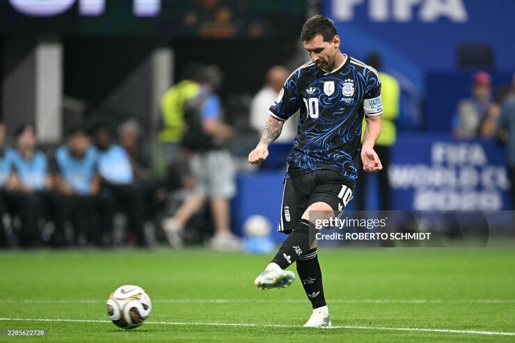 Ngay sau tiếng còi khai cuộc, Lionel Messi đã trở thành tâm điểm chú ý mỗi khi nhận bóng