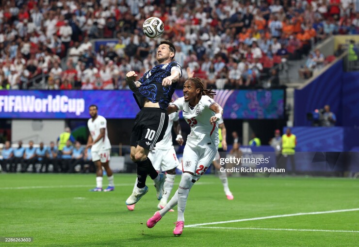 Những tình huống tranh chấp nảy lửa giữa Messi và các cầu thủ Anh