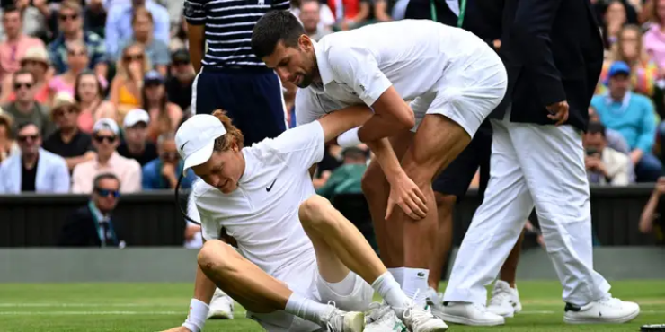 2022, Djokovic trao cho Sinner lời khuyên thẳng thắn điều đó giúp tay vợt Ý tiến bộ vượt bậc, trở thành siêu sao 