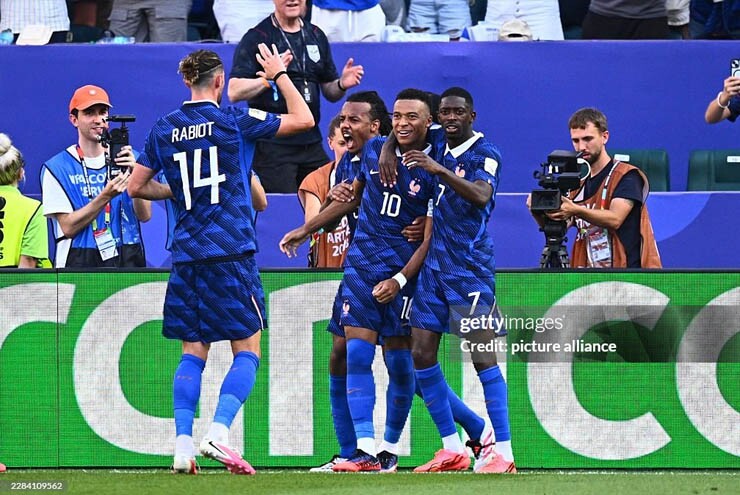 Mbappe nhờ đến đồng đội để có bàn thắng trước Paraguay