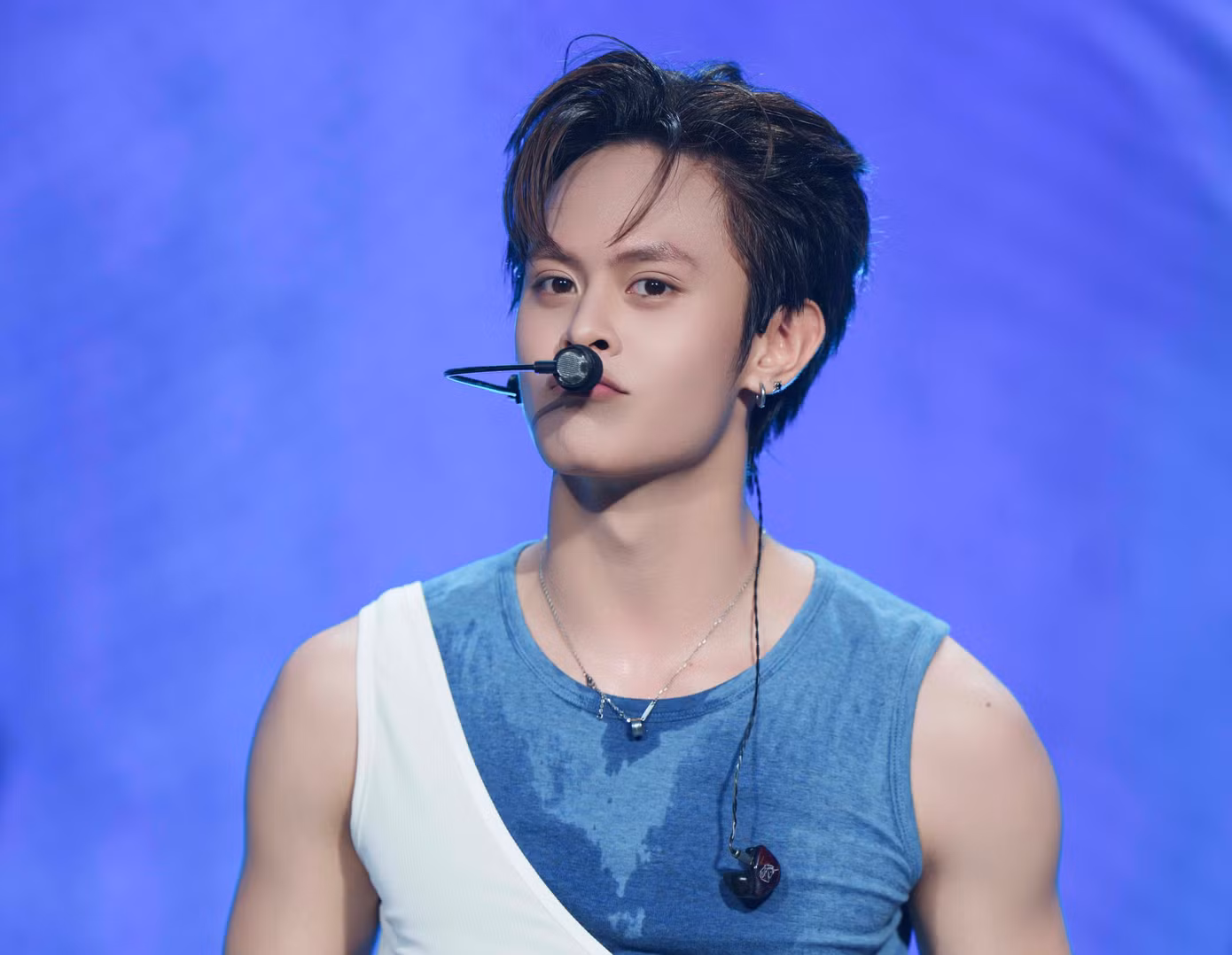 Bên cạnh các tiết mục âm nhạc, các thành viên chia sẻ về quá trình thực hiện album đầu tay,