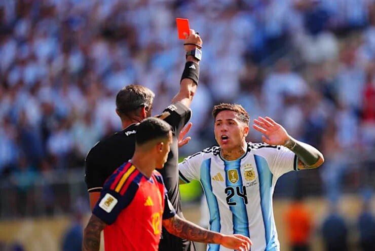 Tấm thẻ đỏ xứng đáng cho Enzo Fernandez