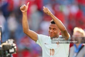 Mbappe vừa ghi bàn, vừa kiến tạo lập nhiều kỷ lục vô tiền khoáng hậu, sánh ngang Messi (Clip tin nóng)