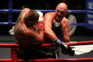 “Vua giang hồ” Fury trao nụ hôn “chết chóc” rồi knock-out đối thủ khổng lồ