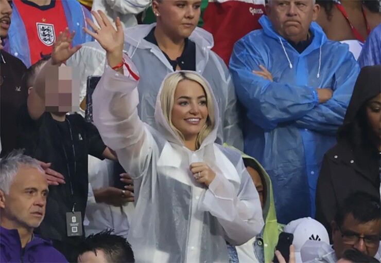Megan Davison, bà xã của Jordan Pickford mặc áo mưa cổ vũ cho chồng và đồng đội