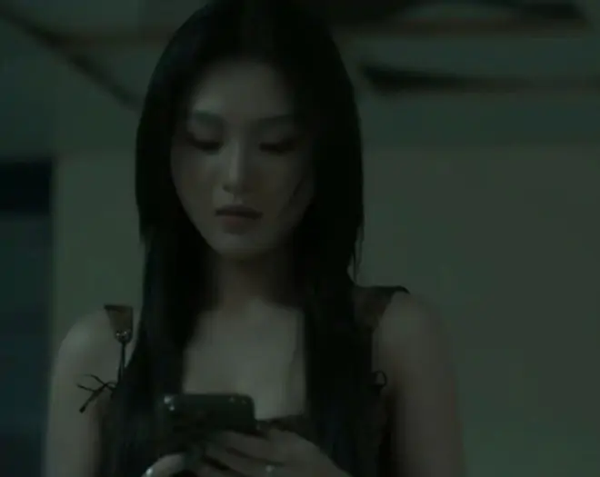 Sương (Cù Thị Trà) - một mắt xích đặc biệt tham gia hỗ trợ chuyên án theo một phương thức hoàn toàn khác với trinh sát Hương Ngọc, nhưng ở những tập đầu, thân phận của Sương khiến nhiều khán giả nhầm tưởng cô là công an chìm.&nbsp;