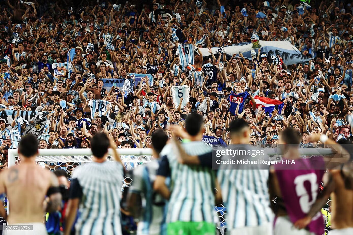 Loạt ảnh Messi phát cuồng, cởi phăng áo và nhảy múa - 4