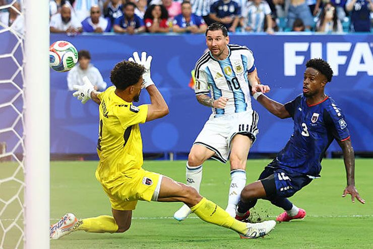 Messi chọc thủng lưới Vozinha