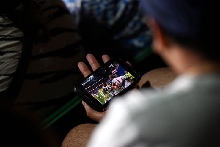 Fan vừa xem Wimbledon vừa xem trận đấu World Cup qua điện thoại