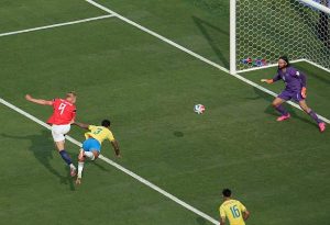 Haaland là không thể bị ngăn cản: Cú ngã chổng vó của Gabriel và nỗi đau của Brazil