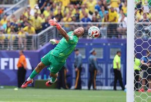 Nối gót Vozinha, thủ môn Nyland của Na Uy khiến các chân sút Brazil rơi lệ