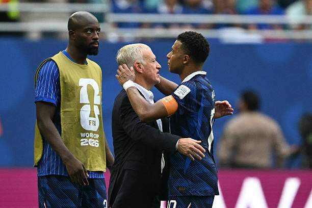 HLV Deschamps và Mbappe ôm nhau sau trận tranh hạng Ba