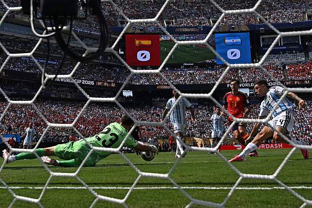 Oyarzabal sút bóng sau một pha bật tường trung lộ tới 6 cầu thủ TBN tham gia, nhưng cú đá không khó cho Emiliano Martinez