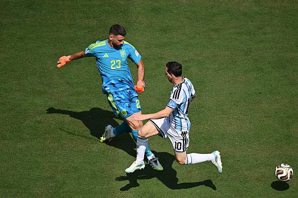 Messi có cơ hội trước, nhưng pha thoát xuống của anh bị Unai Simon băng ra ngăn chặn