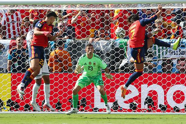 Tây Ban Nha tiếp tục ép sân ở hiệp 2, dự bị Ferran Torres đánh đầu thẳng vào Emiliano Martinez từ quả tạt của Yamal