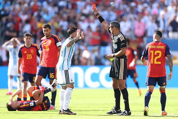 Argentina chỉ còn 10 người vì Enzo bị thẻ vàng thứ 2, trước đó anh đã bị thẻ vàng vì phản ứng với trọng tài