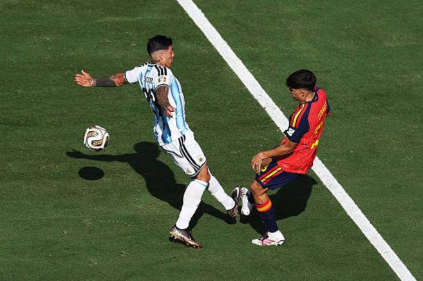 Đến phút 90+3, Enzo Fernandez đã đạp gầm giày với Cubarsi