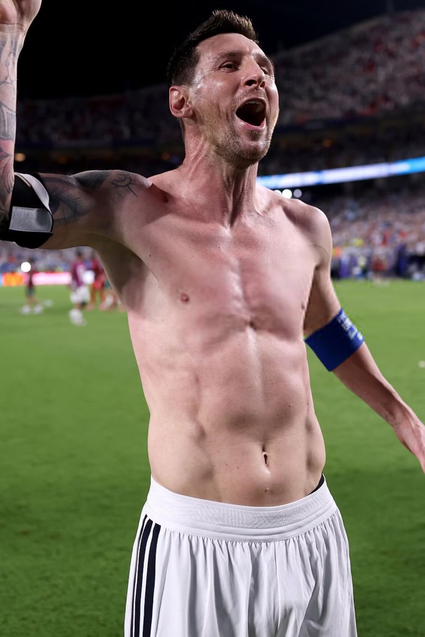 Loạt ảnh Messi phát cuồng, cởi phăng áo và nhảy múa - 9