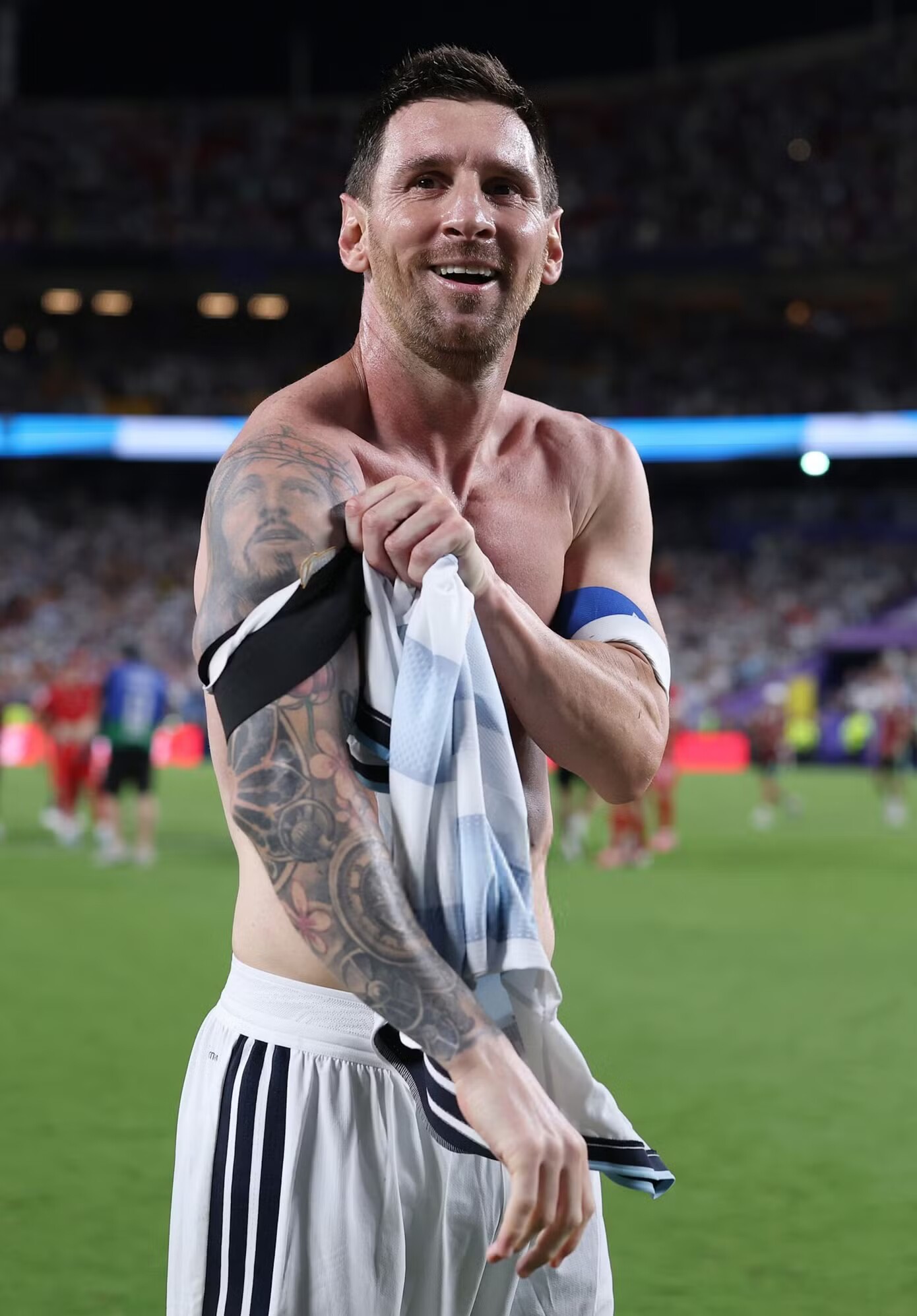 Loạt ảnh Messi phát cuồng, cởi phăng áo và nhảy múa - 8