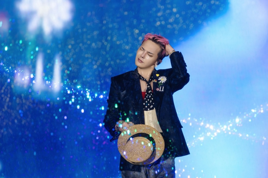 Trưởng nhóm G-DRAGON biểu diễn tại VPBank K-Star Spark in Vietnam, tổ chức năm 2025.