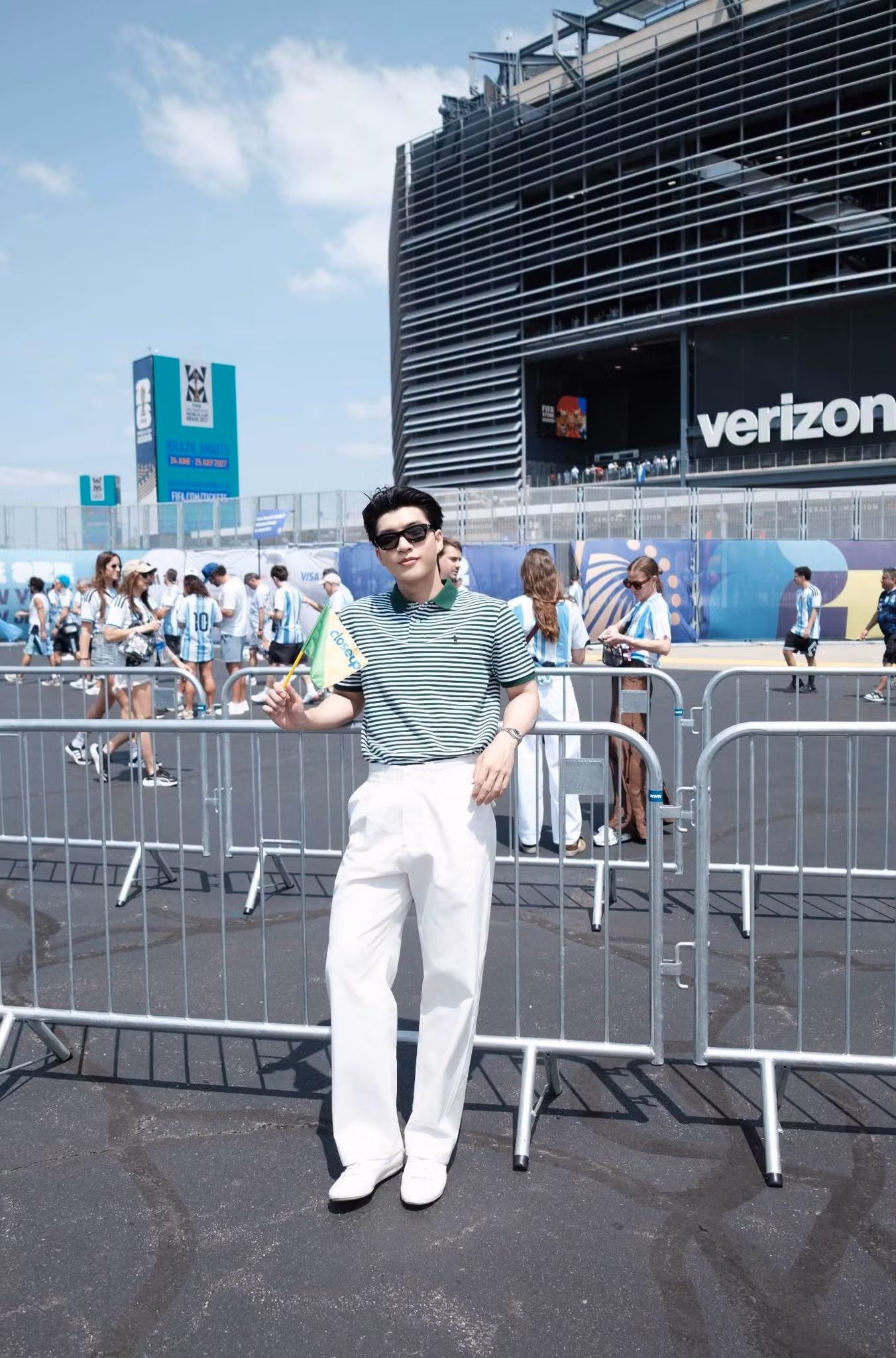 Rapper Hieuthuhai có mặt ở sân MetLife.