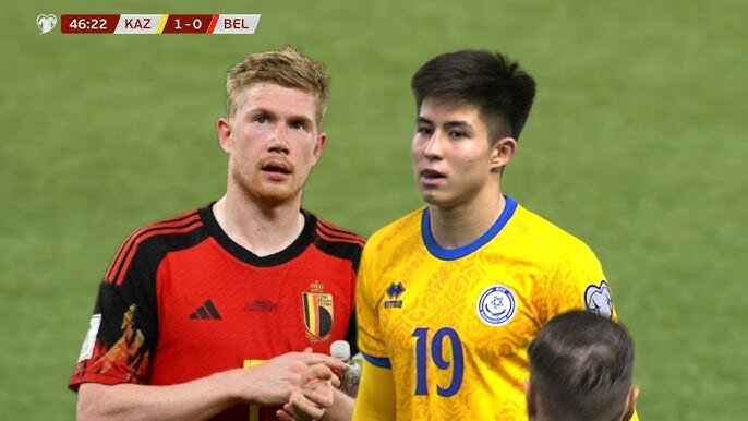 De Bruyne và Satpayev ở vòng loại World Cup 2026, tháng 11/2025. Saypayev là người mở tỷ số vào lưới Bỉ