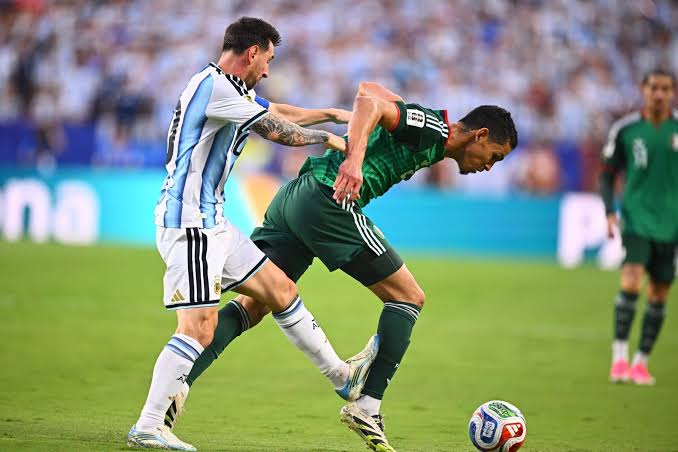 Messi đạp sau với cầu thủ Algeria, không bị thẻ gì