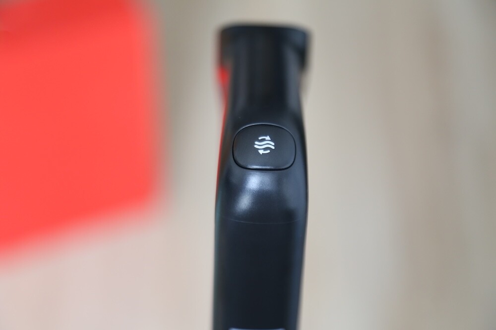 Màn hình LED và nút tự vệ sinh.