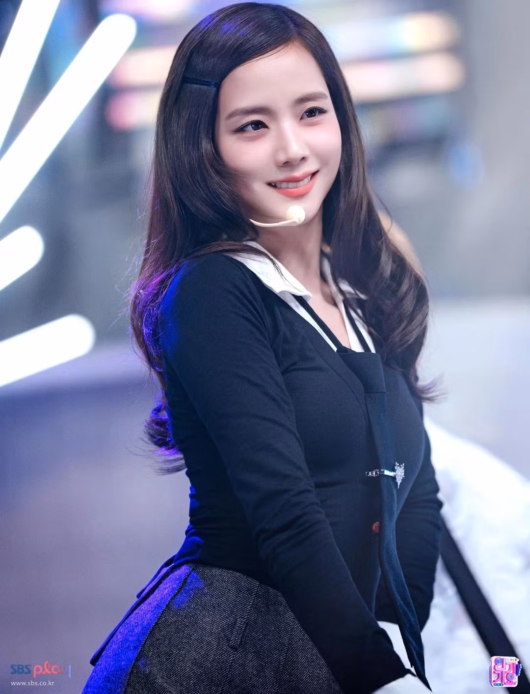 Jisoo được mời đóng phim nhờ danh tiếng khi là ca sĩ, nhưng cô chưa thành công với vai trò diễn viên.