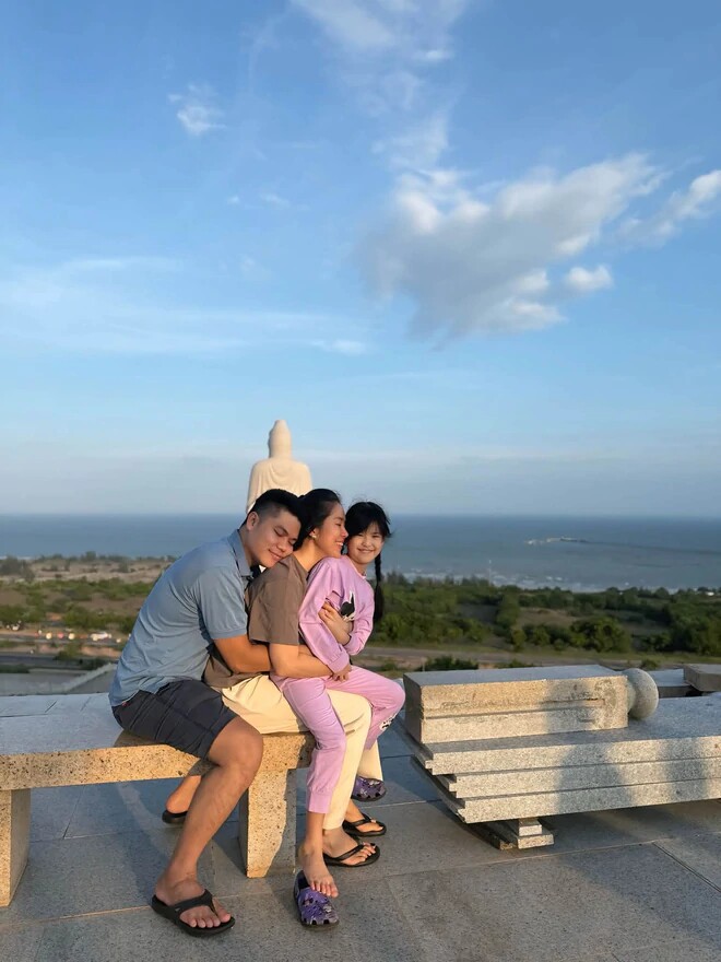 Lê Phương cùng chồng con về Lâm Đồng (Bình Thuận cũ) để thăm bà nội. Nữ diễn viên chia sẻ khoảnh khắc "Chỉ cần như vậy... bình yên rồi!".