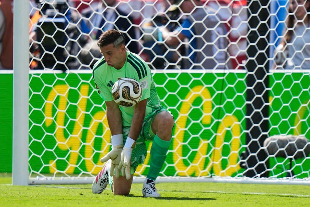 Emiliano Martinez gây giật mình với pha bắt không dính cú sút xa của phía TBN, nhưng đã không có thêm nguy hiểm nối tiếp