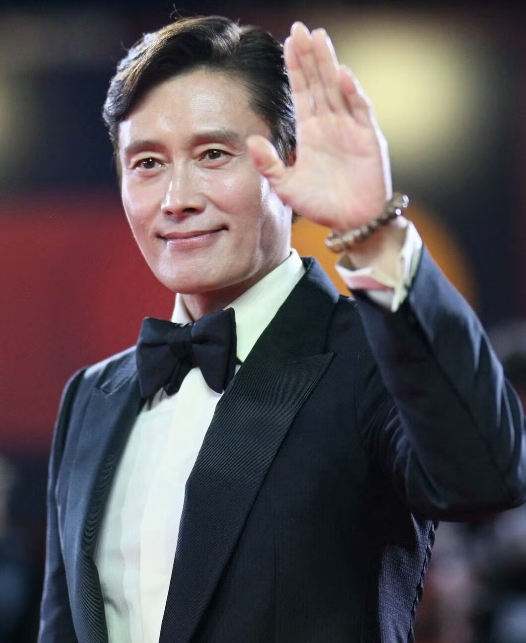 Lee Byung Hun bất ngờ bị chỉ trích vì đóng cặp với đàn em kém 26 tuổi Go Youn Jung.