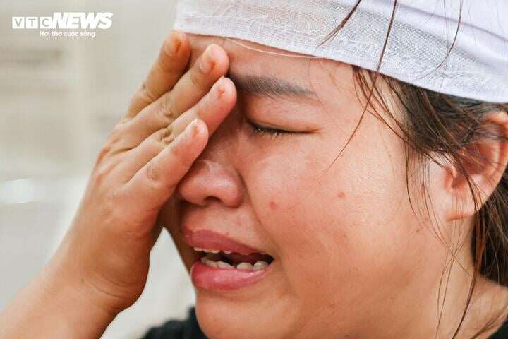Mỗi ký ức về chị dâu và hai đứa cháu lại khiến chị Thủy quặn lòng, không thể cầm được nước mắt.