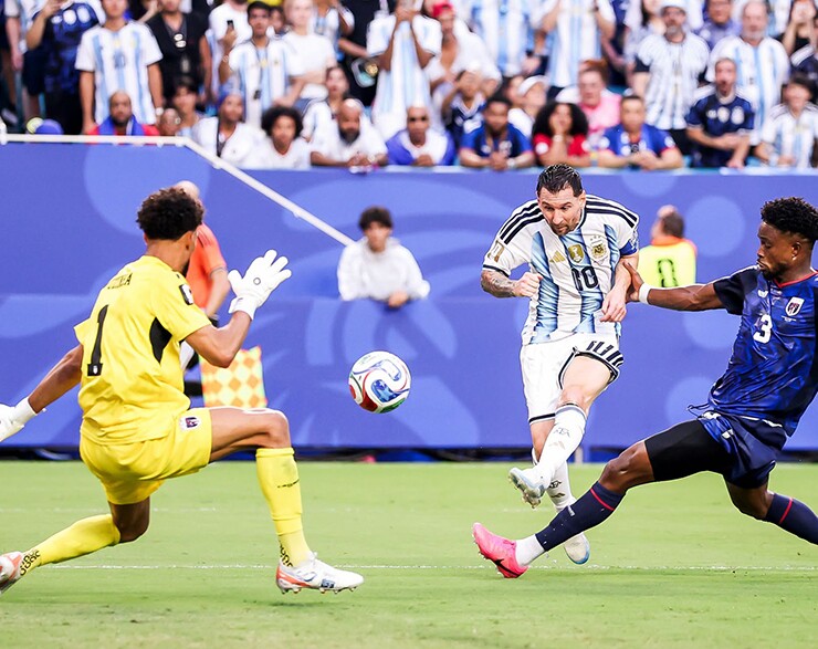 Messi luôn biết tăng tốc đúng lúc để tung đòn "kết liễu" đối thủ.