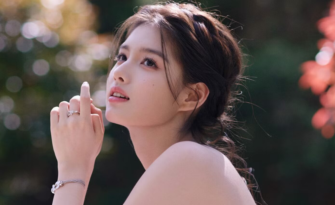 Ngải Mễ gây ấn tượng trong tạo hình cổ trang. Phim của cô vượt qua độ hot của tác phẩm do Ngu Thư Hân đóng chính.