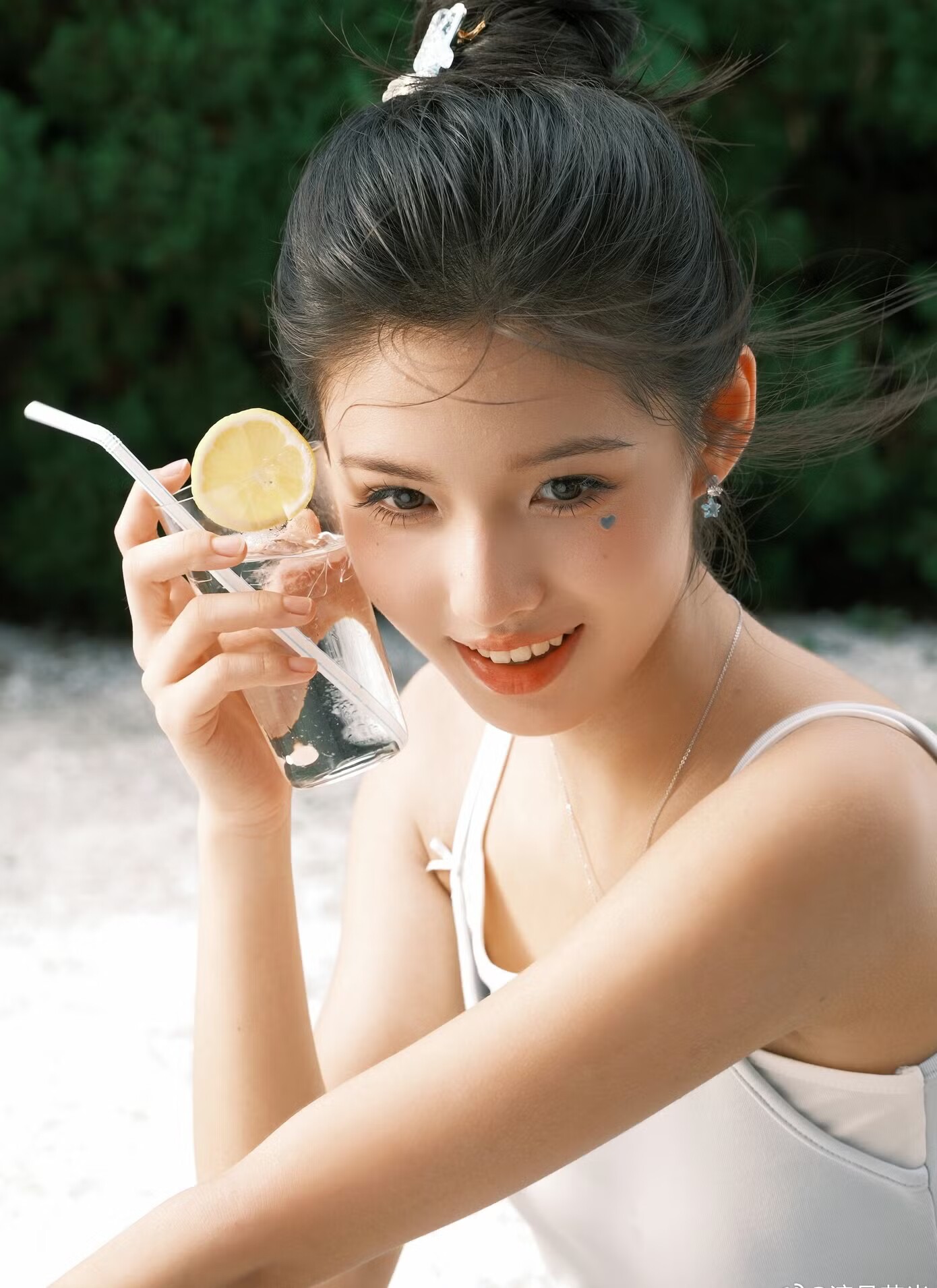 Ngải Mễ mang vẻ đẹp đáng yêu như em gái nhà bên.