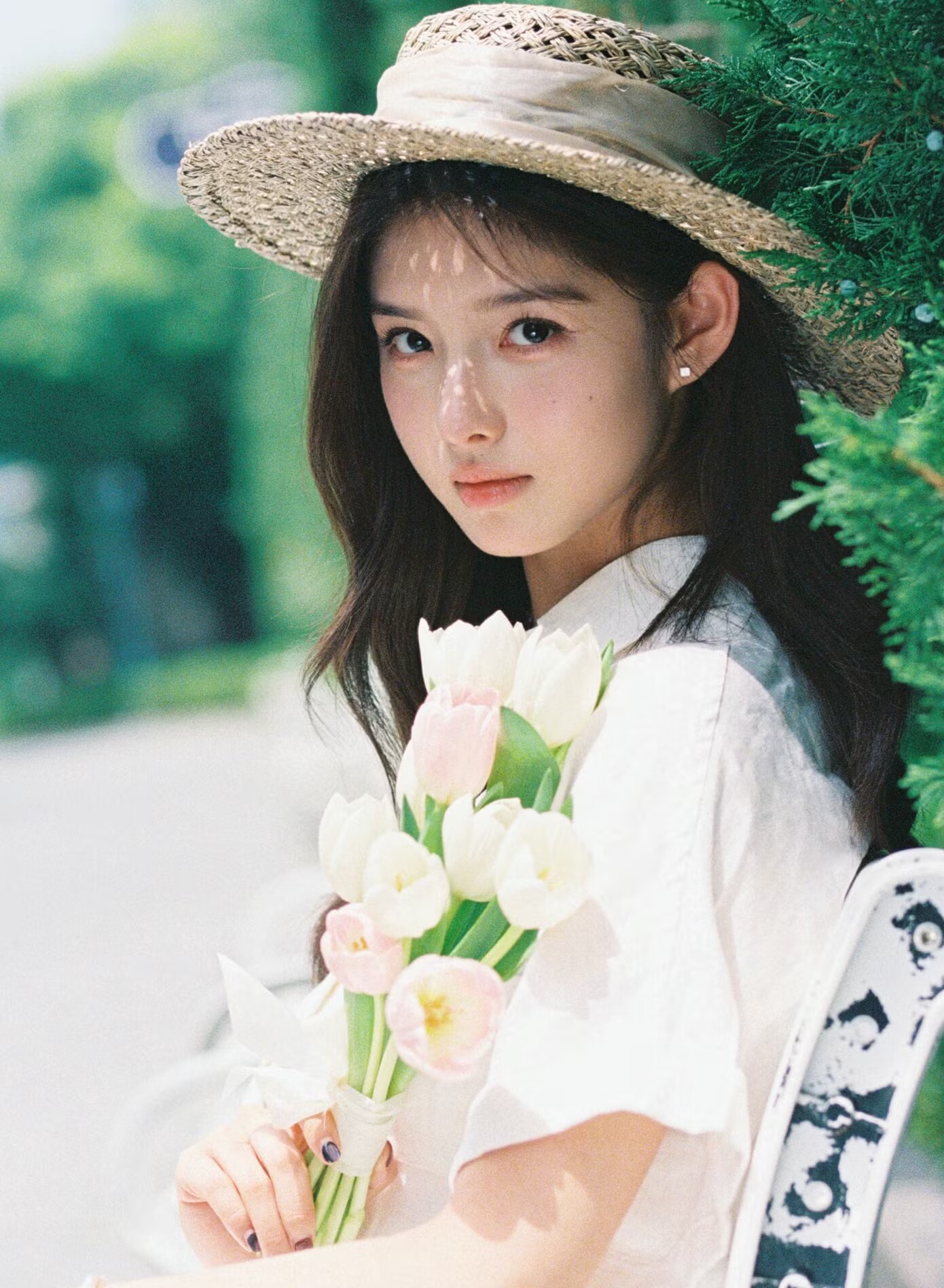Ngải Mễ mang vẻ đẹp đáng yêu như em gái nhà bên.