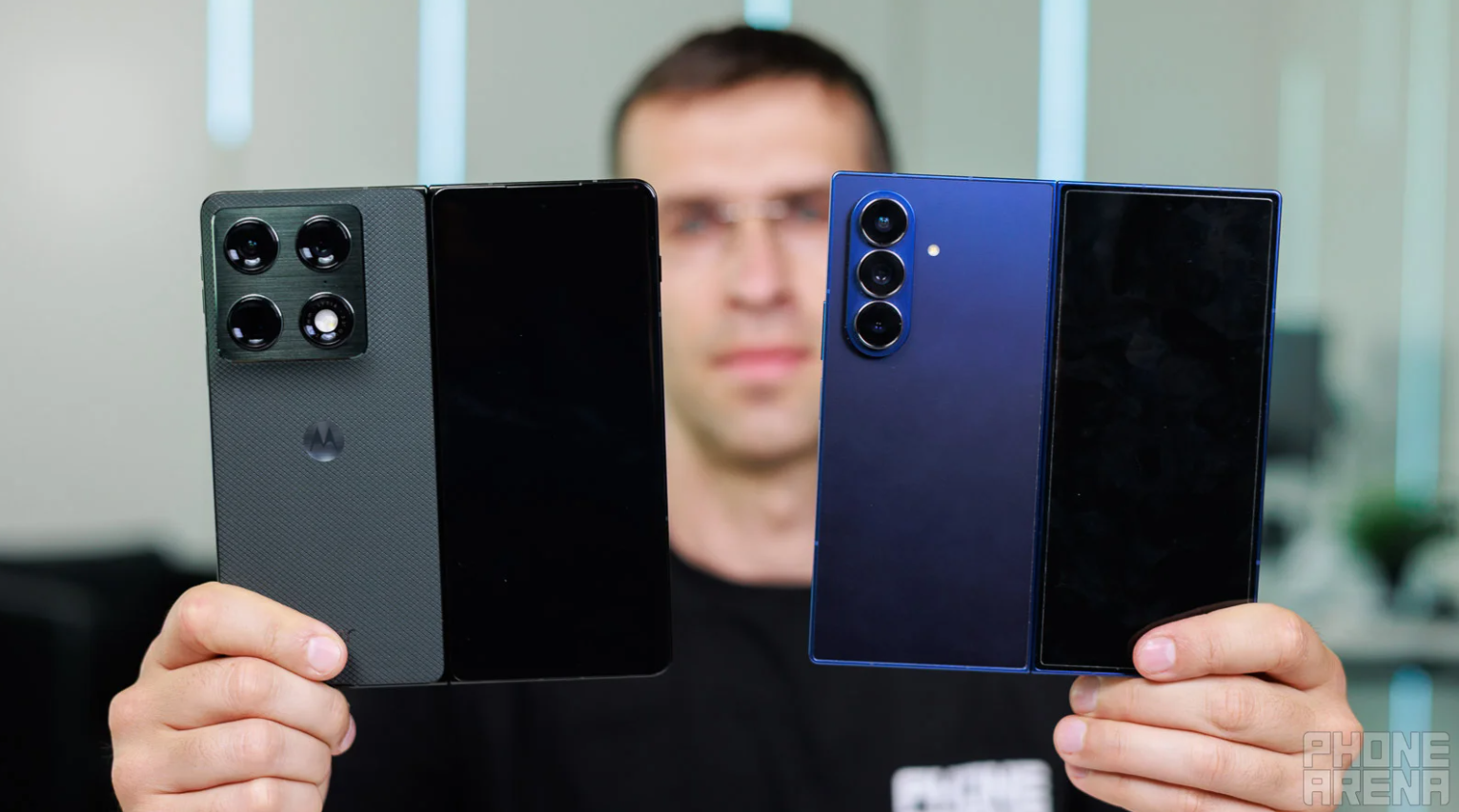 Moto Razr Fold và Galaxy Z Fold 7.
