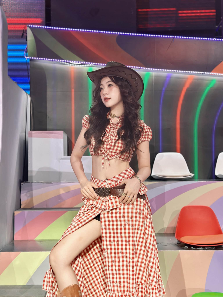 Nữ MC gây thương nhớ với loạt ảnh "Cowgirl"