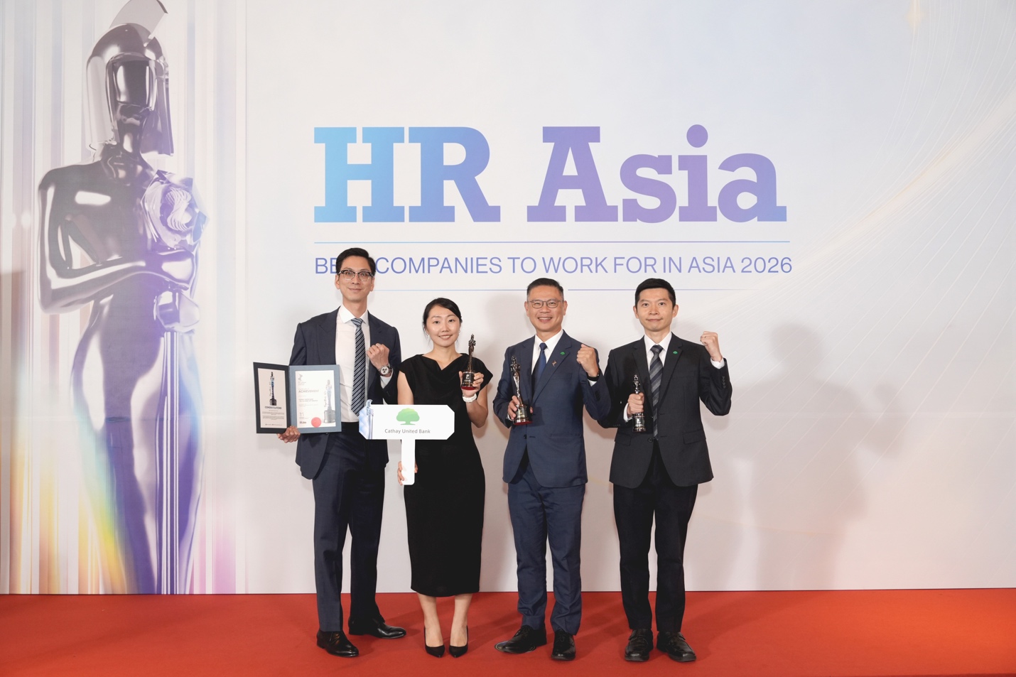 Các đại diện từ CUBHCM cùng nhau ăn mừng khoảnh khắc được xướng tên tại HR Asia Awards 2026, năm thứ hai liên tiếp ngân hàng khẳng định chiến lược phát triển nhân tài.